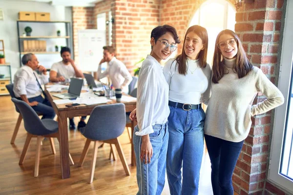 Hermosas Empresarias Sonriendo Felices Pie Con Sonrisa Cara Hablando Descansando —  Fotos de Stock