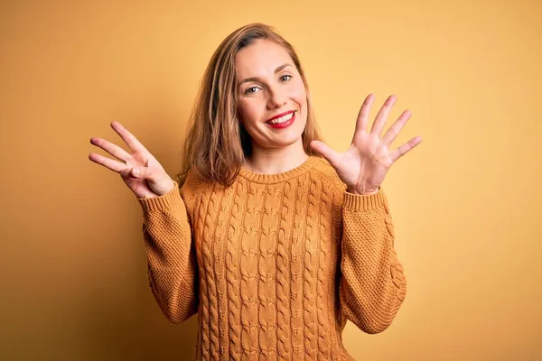 Jeune Belle Femme Blonde Portant Pull Décontracté Debout Sur Fond — Photo