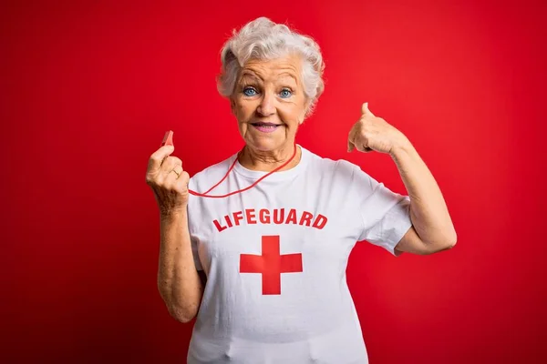 Senior Mooie Grijs Harige Badmeester Vrouw Draagt Shirt Met Rood — Stockfoto