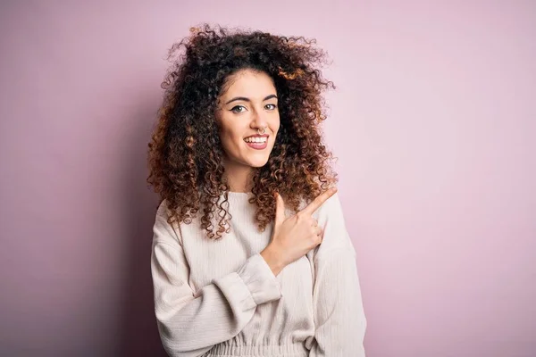 Hermosa Mujer Con Pelo Rizado Piercing Vistiendo Suéter Casual Sobre — Foto de Stock