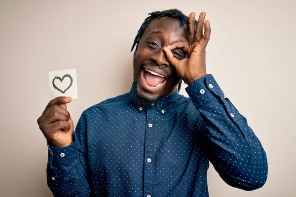 Afroamerikansk Romantisk Man Håller Påminnelse Med Hjärta Symbol Över Vit — Stockfoto