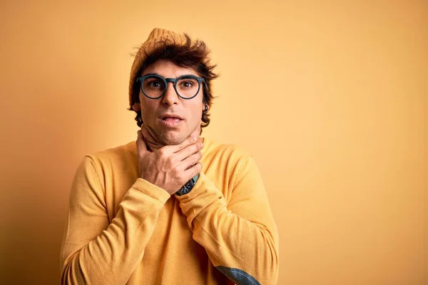 Homem Bonito Jovem Vestindo Shirt Casual Óculos Sobre Fundo Amarelo — Fotografia de Stock