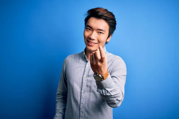Mladý Pohledný Číňan Muž Sobě Ležérní Košili Stojící Nad Izolovaným — Stock fotografie