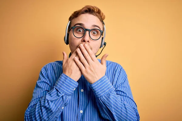 Jovem Bonitão Ruiva Agente Call Center Homem Usando Óculos Usando — Fotografia de Stock