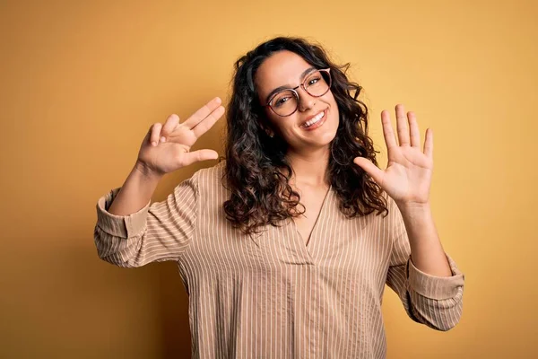 Schöne Frau Mit Lockigem Haar Trägt Gestreiftes Hemd Und Brille — Stockfoto