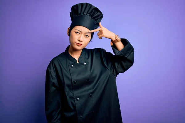 Giovane Bella Donna Chef Cinese Indossa Uniforme Fornello Cappello Sfondo — Foto Stock