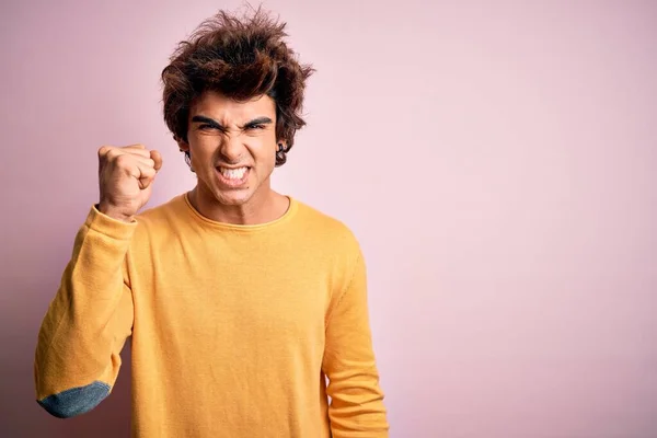 Junger Gutaussehender Mann Gelbem Lässigen Shirt Der Vor Isoliertem Rosa — Stockfoto