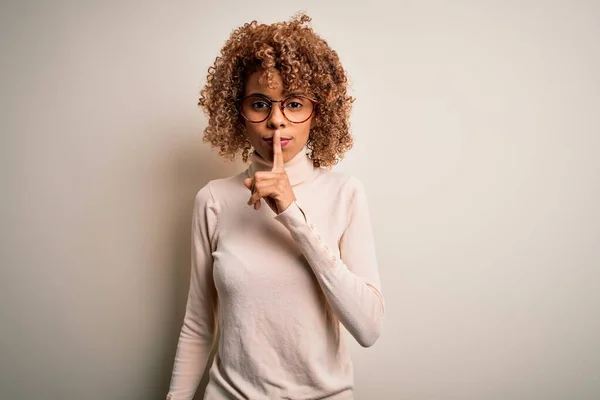 Ung Afrikansk Amerikansk Kvinna Bär Polotröja Och Glasögon Över Vit — Stockfoto