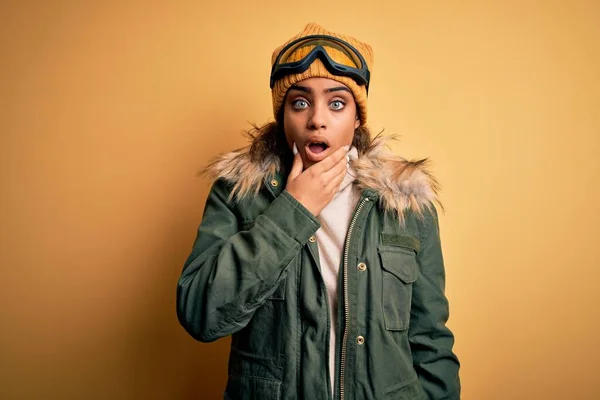 Νεαρή Αφρικάνα Αμερικανίδα Σκιέρ Χιονοπέδιλα Και Γυαλιά Σκι Φαίνεστε Γοητευμένη — Φωτογραφία Αρχείου
