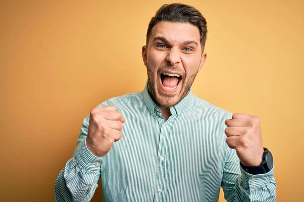 Junger Geschäftsmann Mit Blauen Augen Elegantem Grünem Hemd Vor Gelbem — Stockfoto