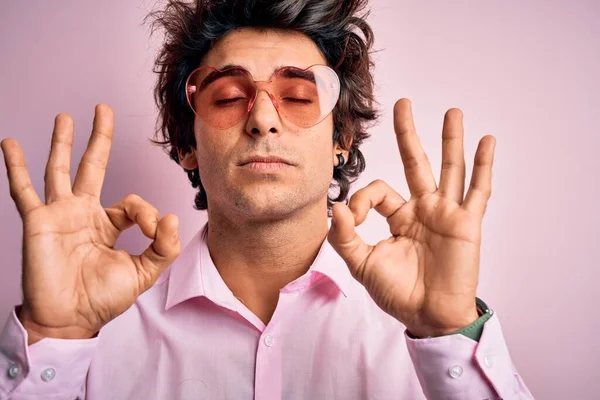 Joven Hombre Guapo Con Gafas Con Forma Corazón Sobre Fondo —  Fotos de Stock