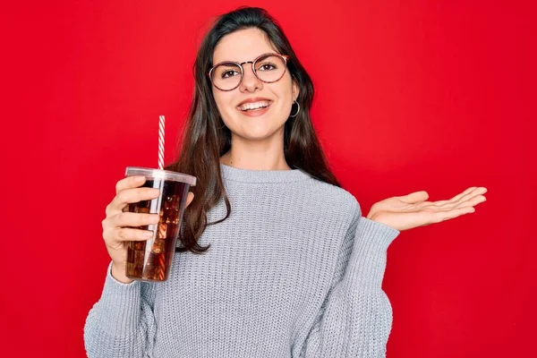 Jong Mooi Meisje Dragen Bril Drinken Zoet Drankje Soda Rode — Stockfoto