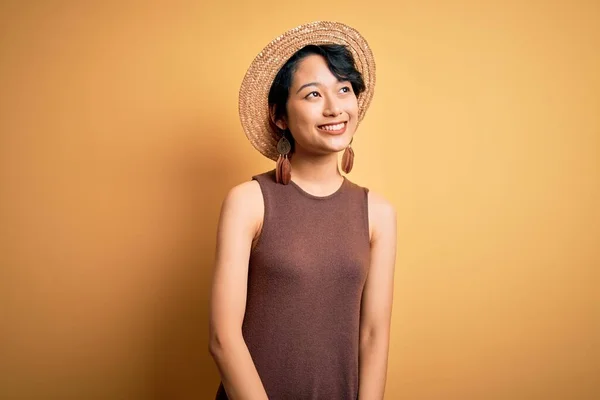 Joven Hermosa Chica Asiática Con Camiseta Casual Sombrero Sobre Fondo — Foto de Stock
