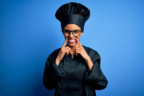 Ung Afrikansk Amerikansk Kock Kvinna Bär Spis Uniform Och Hatt — Stockfoto