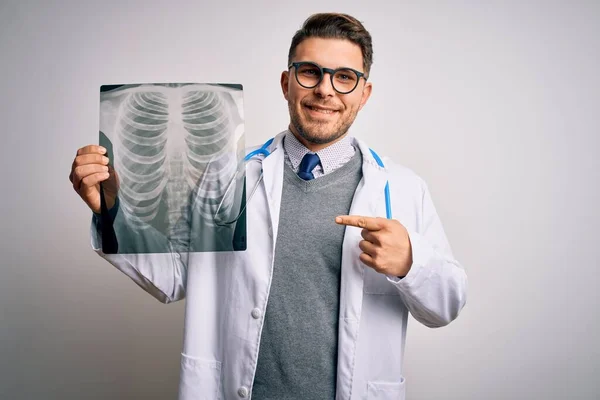 Joven Doctor Vistiendo Abrigo Médico Mirando Radiografía Del Tórax Sobre —  Fotos de Stock