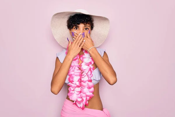 Junge Schöne Afrikanisch Amerikanische Touristin Bikini Und Hawaiianischen Lei Blumen — Stockfoto