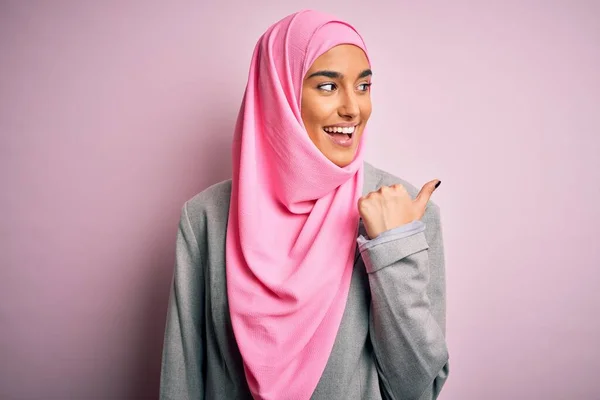 Молодая Красивая Брюнетка Бизнесвумен Розовом Мусульманском Хиджабе Деловом Пиджаке Улыбается — стоковое фото