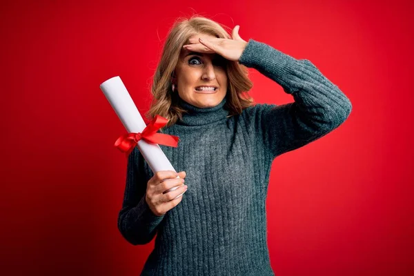 Middelbare Leeftijd Mooie Blonde Student Vrouw Met Universitair Diploma Gestresst — Stockfoto