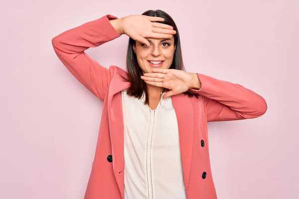 Νεαρή Όμορφη Μελαχρινή Επιχειρηματίας Φορώντας Κομψό Σακάκι Πάνω Από Απομονωμένο — Φωτογραφία Αρχείου