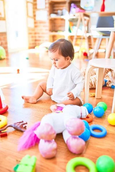 Bela Criança Feliz Jardim Infância Torno Brinquedos Coloridos — Fotografia de Stock