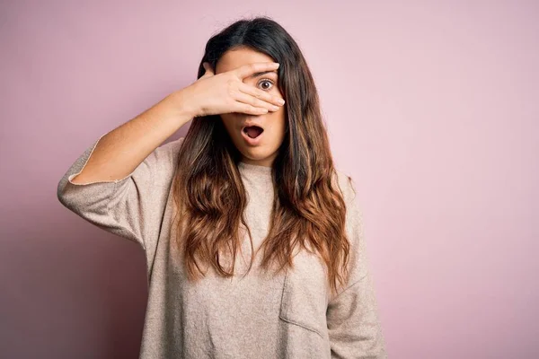 Jovem Bela Mulher Morena Vestindo Camisola Casual Sobre Fundo Rosa — Fotografia de Stock