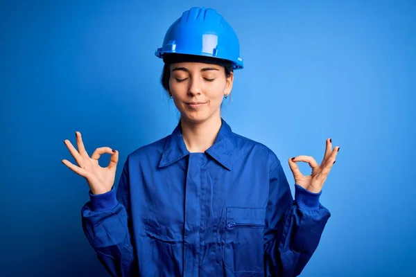 Junge Schöne Arbeiterfrau Mit Blauen Augen Sicherheitshelm Und Uniform Entspannt — Stockfoto