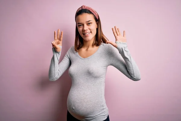 Jong Mooi Tiener Meisje Zwanger Verwachten Baby Geïsoleerde Roze Achtergrond — Stockfoto