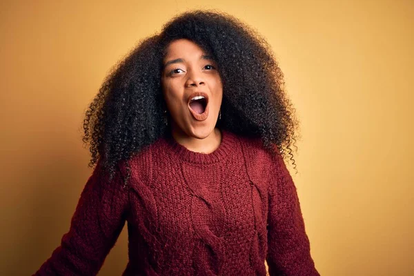 Jonge Mooie Afrikaanse Amerikaanse Vrouw Met Afro Haar Staan Geel — Stockfoto