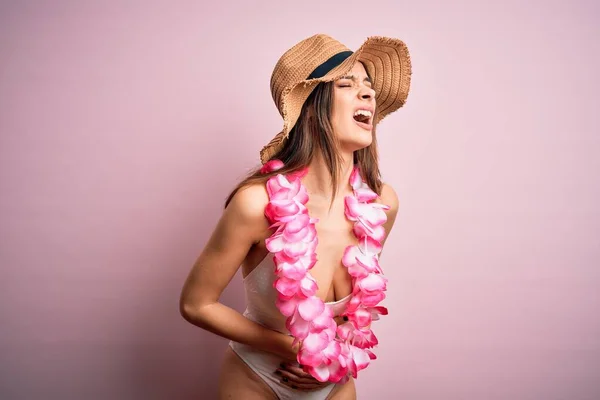 Junge Schöne Brünette Frau Urlaub Badeanzug Und Hawaii Blumen Lei — Stockfoto