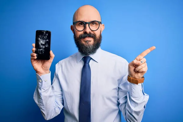 Όμορφος Φαλακρός Επιχειρηματίας Γενειάδα Κρατώντας Σπασμένο Smartphone Δείχνει Ραγισμένα Οθόνη — Φωτογραφία Αρχείου