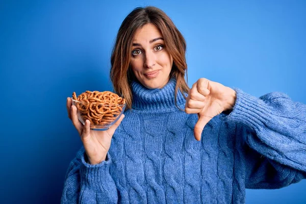 Young Beautiful Brunette Woman Holding Bowl German Baked Pretzels Blue — Stock Photo, Image