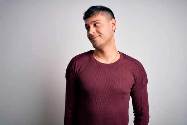 Joven Hombre Hispano Guapo Usando Camisa Casual Pie Sobre Fondo —  Fotos de Stock