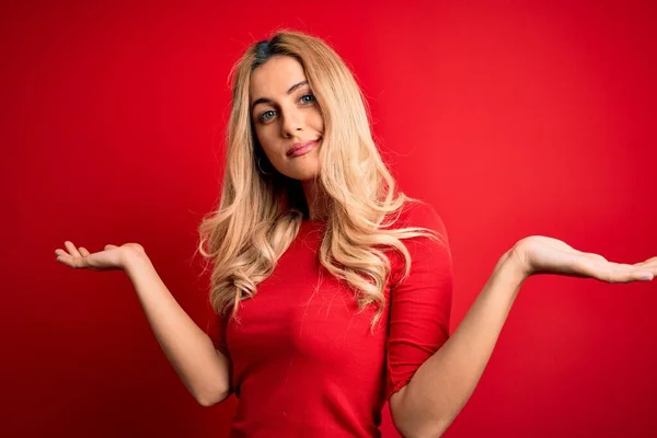 Ung Vacker Blond Kvinna Bär Casual Shirt Stående Över Isolerad — Stockfoto