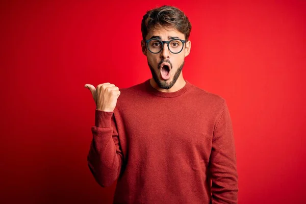 Jovem Homem Bonito Com Barba Vestindo Óculos Suéter Sobre Fundo — Fotografia de Stock