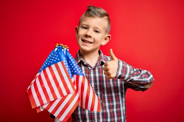 Маленький Американо Патріотичний Хлопчина Який Тримає Прапор Сша Над Червоним — стокове фото