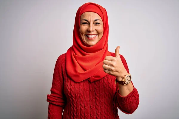 Brünette Frau Mittleren Alters Trägt Muslimischen Traditionellen Hijab Über Isoliertem — Stockfoto