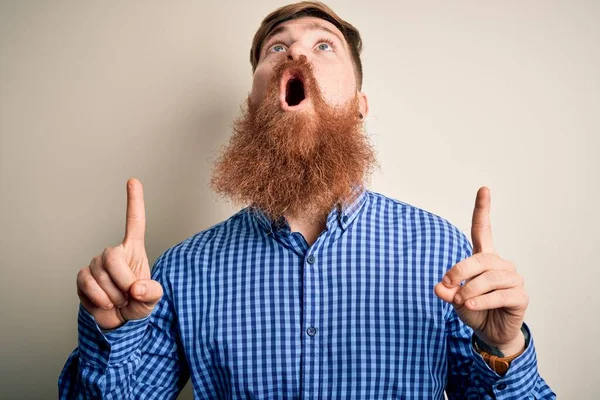 Handsome Irish Redhead Business Man Beard Standing Isolated Background Amazed — Stock Photo, Image