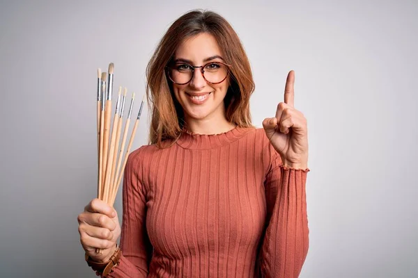 Jovem Bela Artista Morena Segurando Pincéis Pintor Sobre Fundo Branco — Fotografia de Stock