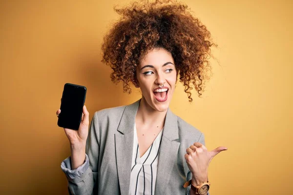 Young Beautiful Woman Curly Hair Piercing Holding Smartphone Showing Screen — Stock Photo, Image