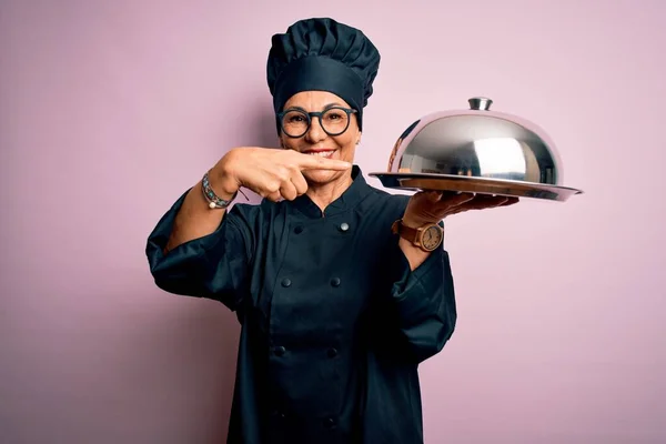 Edad Media Morena Chef Mujer Con Uniforme Cocina Sombrero Bandeja — Foto de Stock