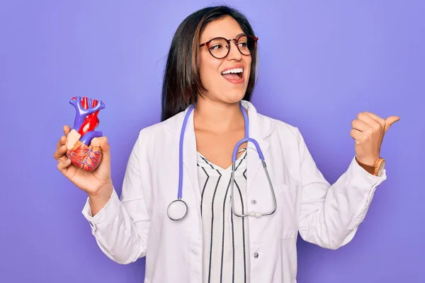 Young Doctor Cardiology Specialist Woman Holding Medical Heart Pruple Background — Stock Photo, Image