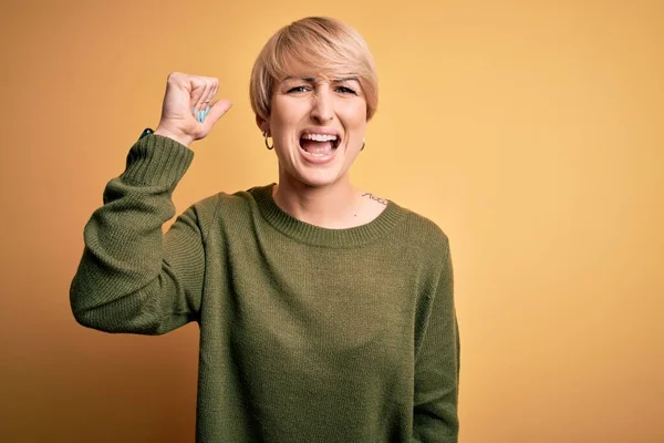 Giovane Donna Bionda Con Capelli Corti Moderni Indossa Maglione Casual — Foto Stock