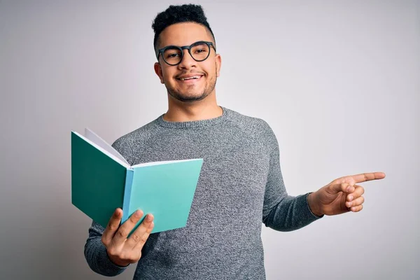 Joven Estudiante Inteligente Guapo Leyendo Libro Sobre Fondo Blanco Aislado —  Fotos de Stock