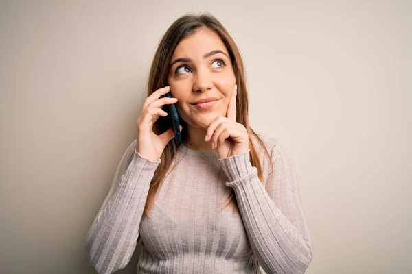 Akıllı Telefondan Konuşan Genç Bir Kadın Izole Edilmiş Arka Planda — Stok fotoğraf