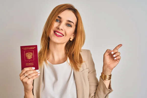 Rudowłosy Kaukaski Biznes Kobieta Posiadające Paszport Rosji Odosobnionym Tle Bardzo — Zdjęcie stockowe