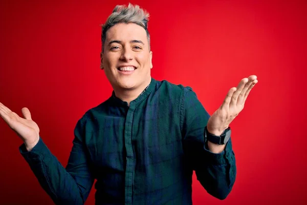 Jovem Bonito Homem Moderno Vestindo Elegante Camisa Verde Sobre Vermelho — Fotografia de Stock