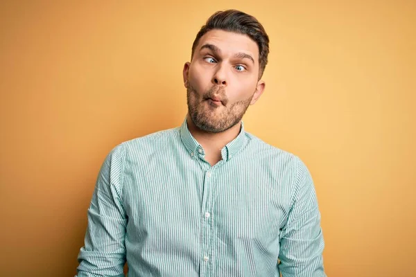 Jovem Homem Negócios Com Olhos Azuis Vestindo Elegante Camisa Verde — Fotografia de Stock