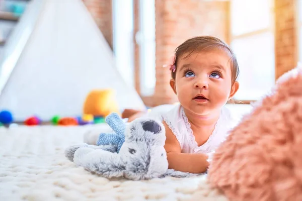 Bella Infante Felice All Asilo Intorno Giocattoli Colorati Sdraiati Sul — Foto Stock