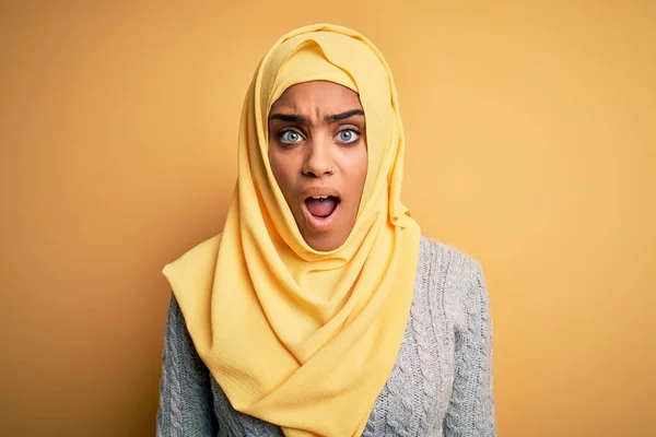 Молода Африканська Дівчина Муслім Хіджаб Через Ізольоване Жовте Тло Налякана — стокове фото