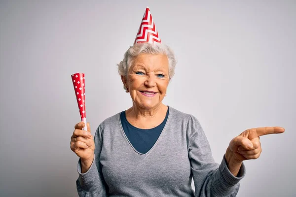 Senior Hermosa Mujer Pelo Gris Celebrando Cumpleaños Con Sombrero Divertido — Foto de Stock